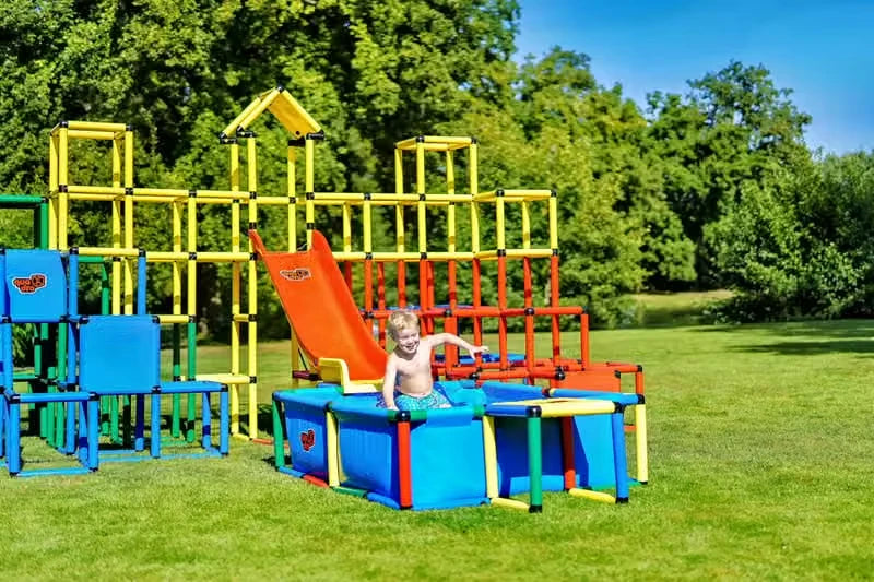 QUADRO 6× Kletterpyramide Beginner mit Pool L, Plattenset L und Modularrutsche – Aufbauvariante 3