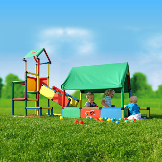 Drei Kleinkinder spielen im Garten im QUADRO Ultimate Classic mit Baby Ballcage und Babyrutsche