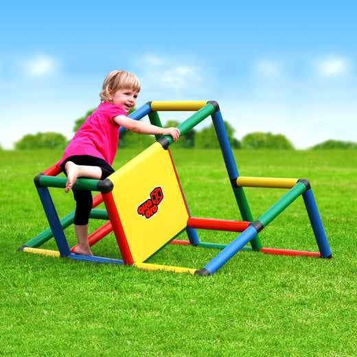 Barfüßiges Kind klettert im Garten auf dem My First QUADRO Classic mit gelber Platte
