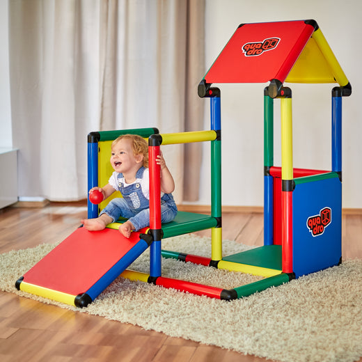 Kleinkind auf QUADRO Adventure Classic mit Rampe und überdachtem Spielturm