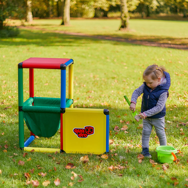 Klengt Kand spillt am Gaart mat Schëpp an Eemer um QUADRO Miwwel-Kit S Classic mat gréngem Spillsak